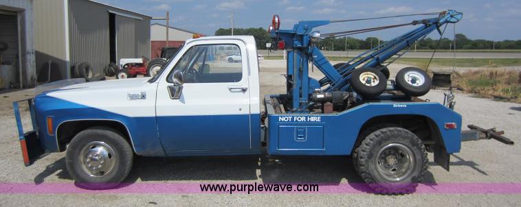 image for item D5581 1976 Chevrolet C30 wrecker truck