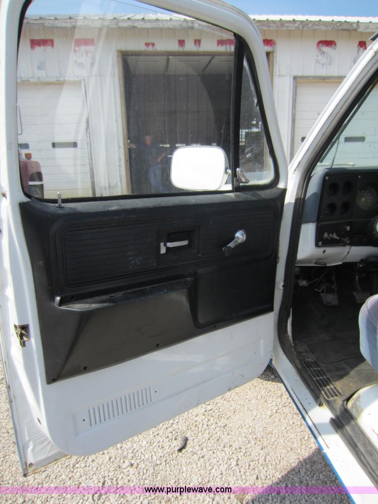 image for item D5581 1976 Chevrolet C30 wrecker truck