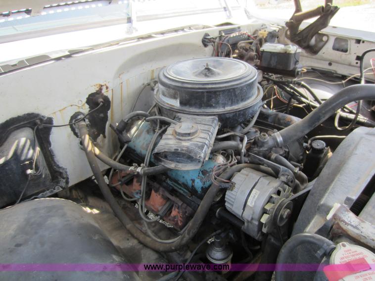 image for item D5581 1976 Chevrolet C30 wrecker truck