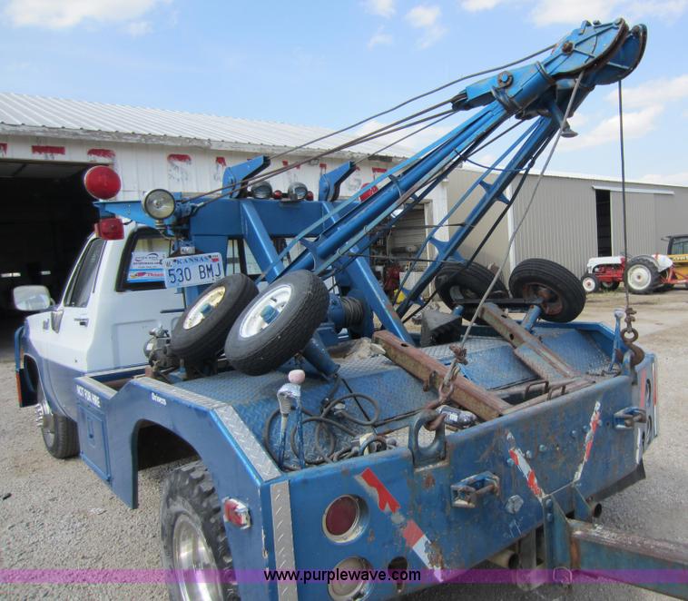 image for item D5581 1976 Chevrolet C30 wrecker truck