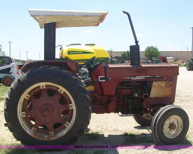 image for item B1444 1979 International 784 tractor