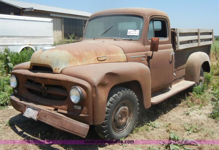 image for item D4253 1953 International R130 pickup truck
