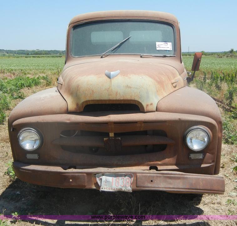 image for item D4253 1953 International R130 pickup truck