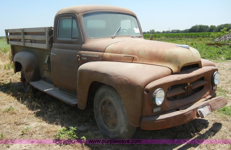 image for item D4253 1953 International R130 pickup truck