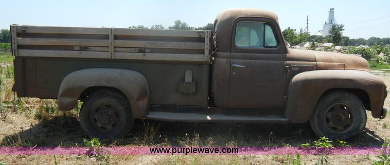 image for item D4253 1953 International R130 pickup truck