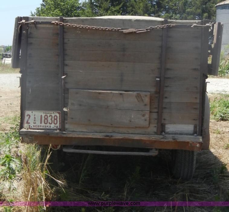 image for item D4253 1953 International R130 pickup truck