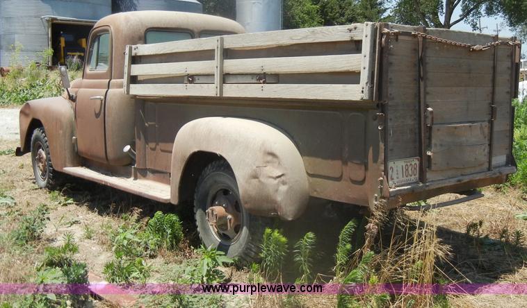 image for item D4253 1953 International R130 pickup truck