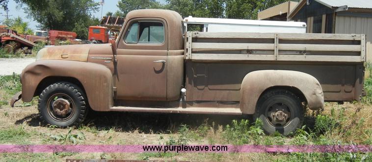 image for item D4253 1953 International R130 pickup truck