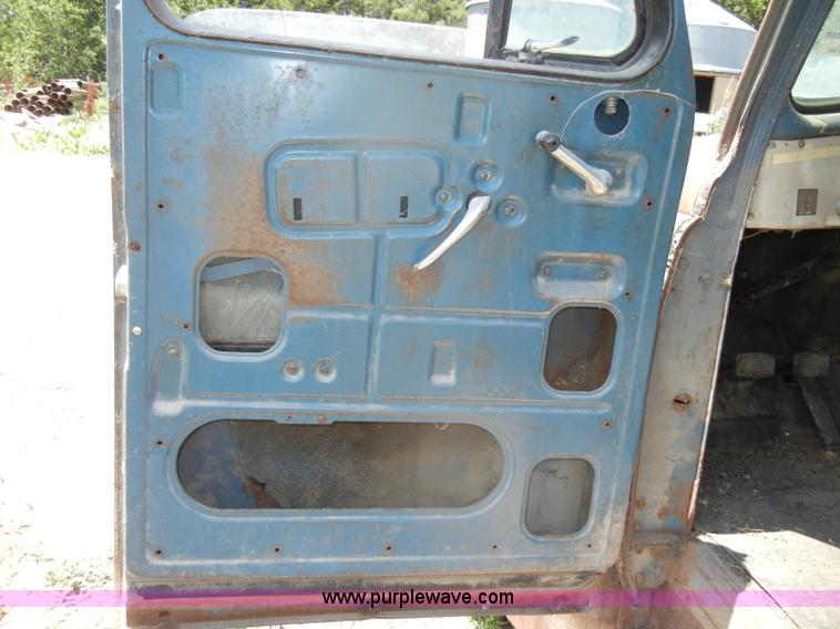 image for item D4253 1953 International R130 pickup truck