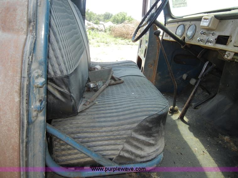 image for item D4253 1953 International R130 pickup truck