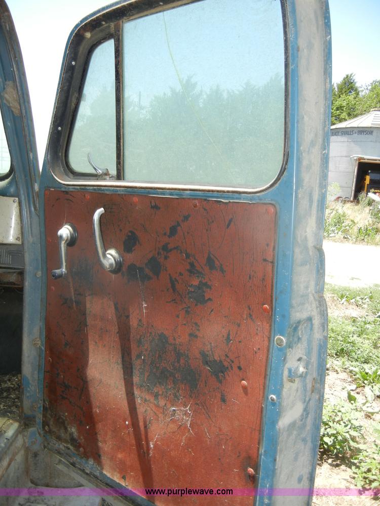 image for item D4253 1953 International R130 pickup truck