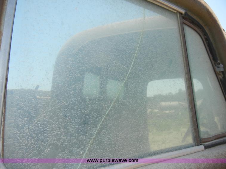 image for item D4253 1953 International R130 pickup truck