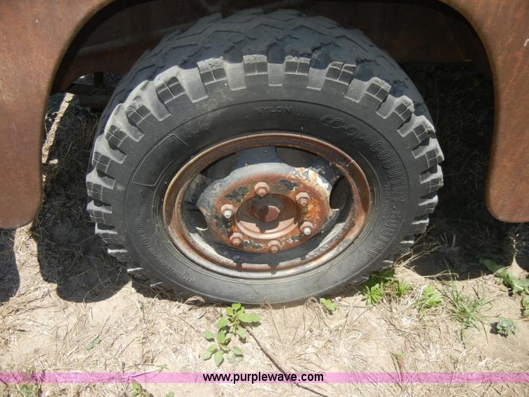 image for item D4253 1953 International R130 pickup truck