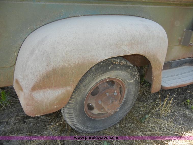 image for item D4253 1953 International R130 pickup truck