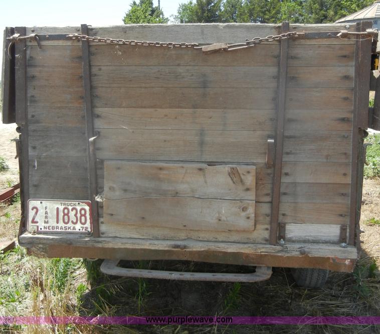 image for item D4253 1953 International R130 pickup truck