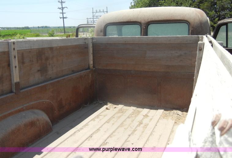 image for item D4253 1953 International R130 pickup truck