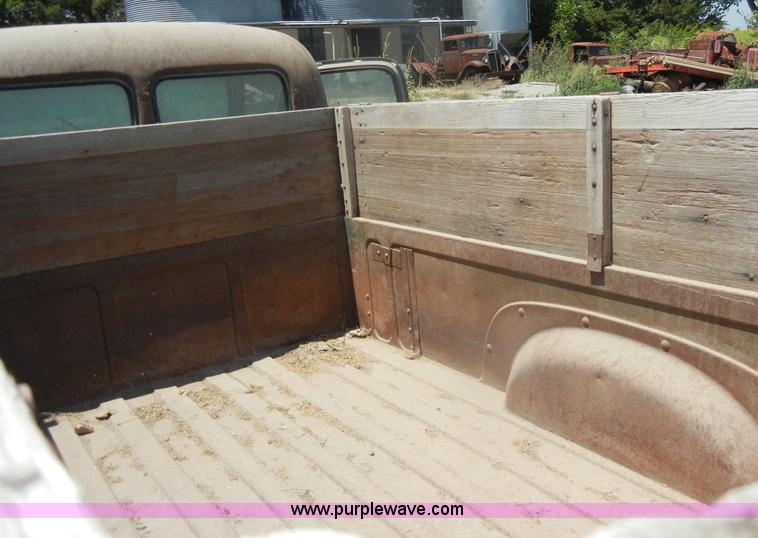 image for item D4253 1953 International R130 pickup truck