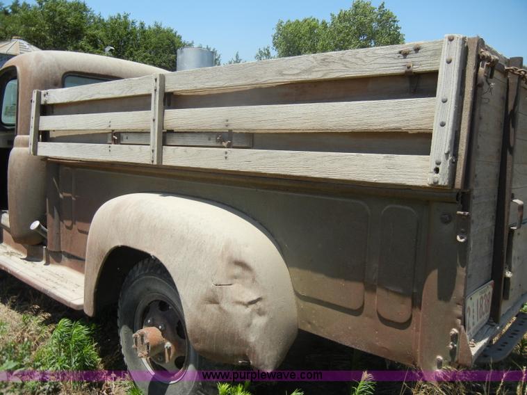 image for item D4253 1953 International R130 pickup truck