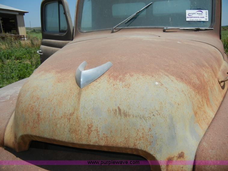 image for item D4253 1953 International R130 pickup truck
