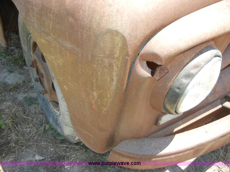 image for item D4253 1953 International R130 pickup truck