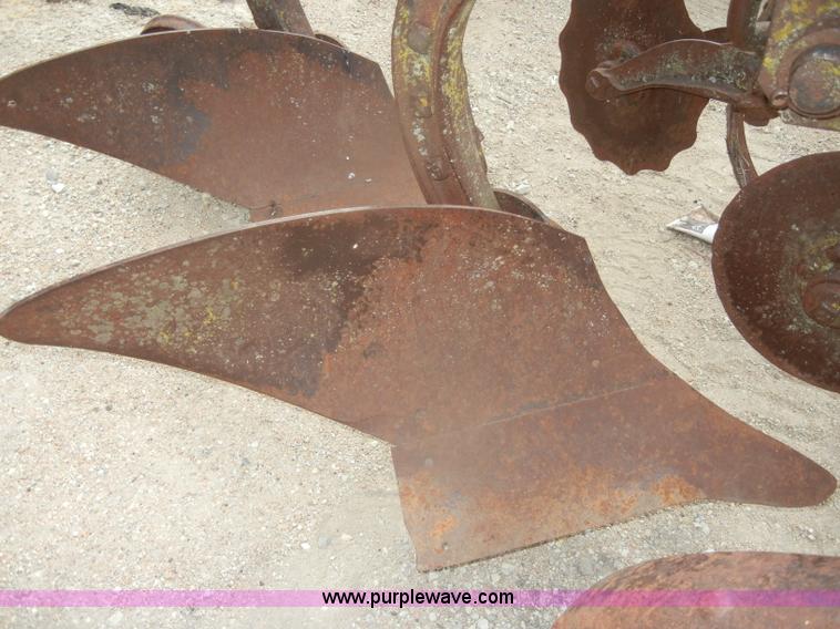 image for item D4372 John Deere 583 two bottom plow