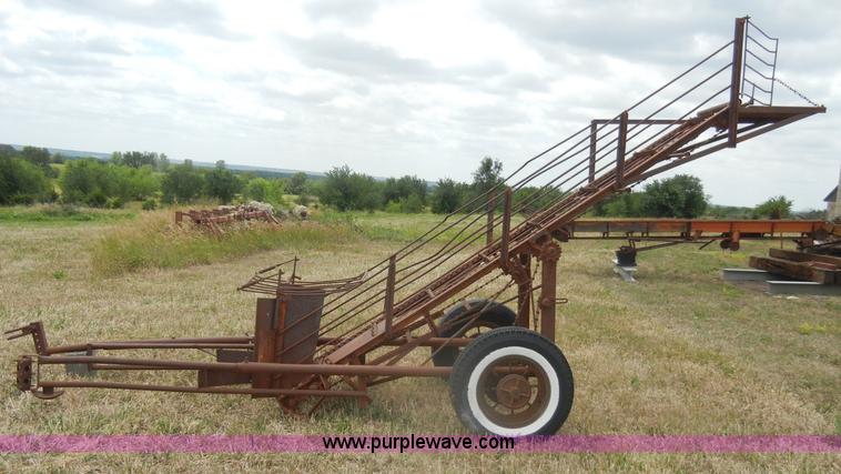 image for item N9816 Meyers square bale loader