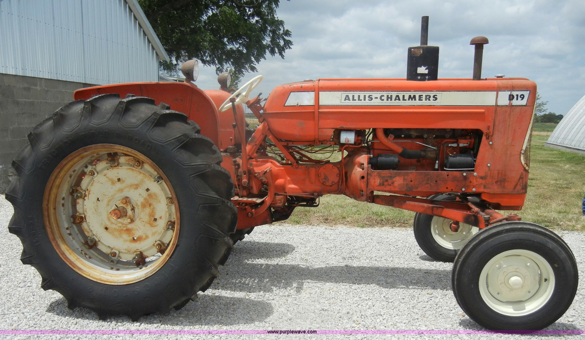 1963 AllisChalmers D19 tractor in Pomona, KS Item D4265 sold