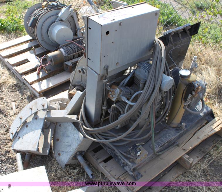 image for item B7320 Mako 5405-7 air compressor