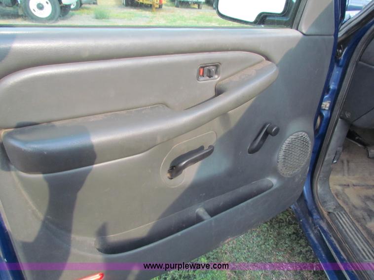 image for item B7324 2003 Chevrolet Silverado 2500 HD Crew Cab pickup truck