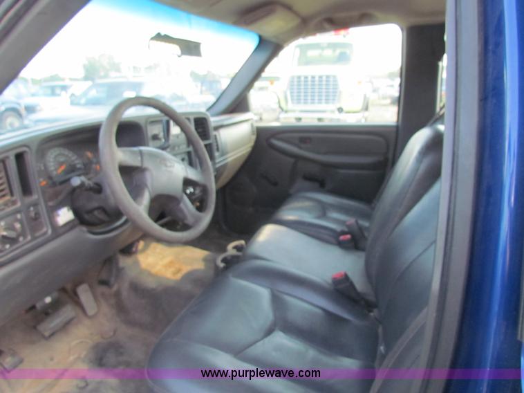 image for item B7324 2003 Chevrolet Silverado 2500 HD Crew Cab pickup truck