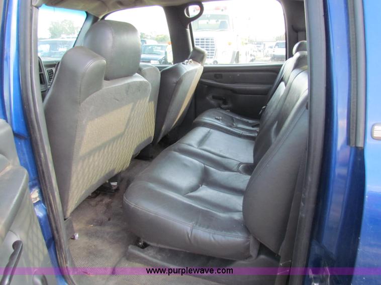 image for item B7324 2003 Chevrolet Silverado 2500 HD Crew Cab pickup truck