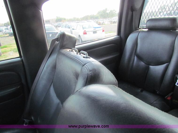 image for item B7324 2003 Chevrolet Silverado 2500 HD Crew Cab pickup truck