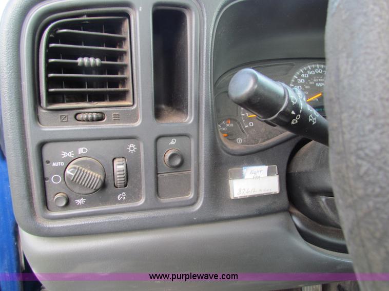 image for item B7324 2003 Chevrolet Silverado 2500 HD Crew Cab pickup truck
