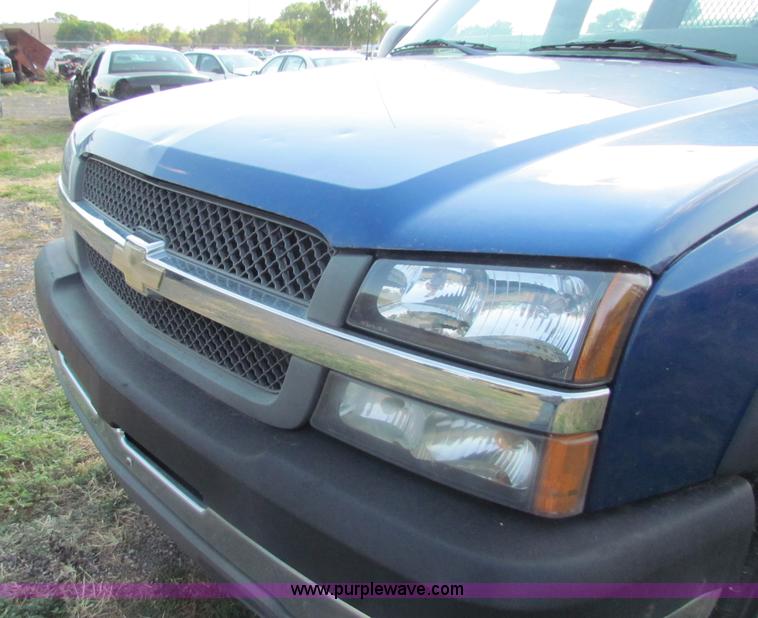 image for item B7324 2003 Chevrolet Silverado 2500 HD Crew Cab pickup truck