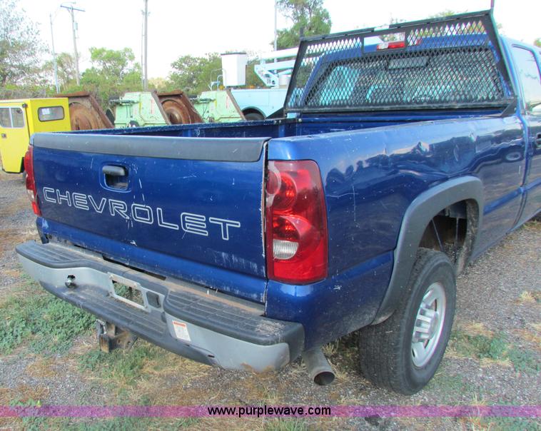 image for item B7324 2003 Chevrolet Silverado 2500 HD Crew Cab pickup truck