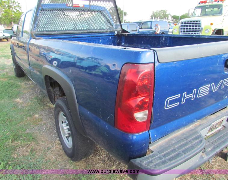 image for item B7324 2003 Chevrolet Silverado 2500 HD Crew Cab pickup truck