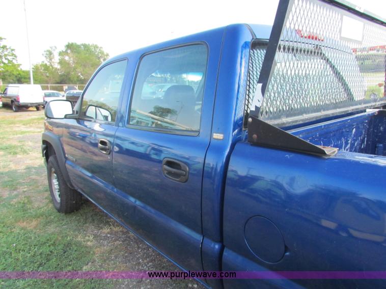 image for item B7324 2003 Chevrolet Silverado 2500 HD Crew Cab pickup truck
