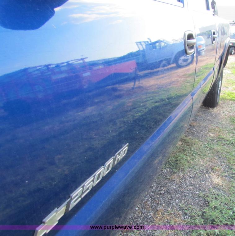 image for item B7324 2003 Chevrolet Silverado 2500 HD Crew Cab pickup truck