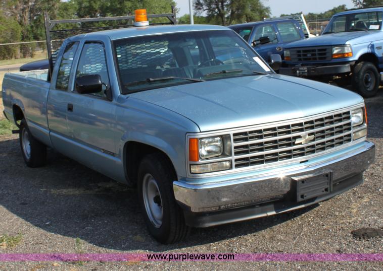 image for item B7328 1989 Chevrolet C2500 extended cab pickup truck
