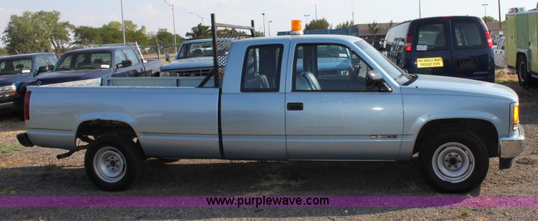 image for item B7328 1989 Chevrolet C2500 extended cab pickup truck