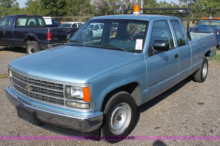 image for item B7328 1989 Chevrolet C2500 extended cab pickup truck