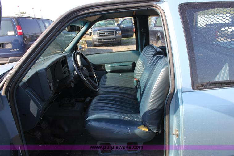image for item B7328 1989 Chevrolet C2500 extended cab pickup truck