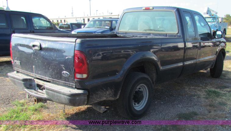 image for item B7332 2003 Ford F250 Super Duty XL SuperCab pickup truck