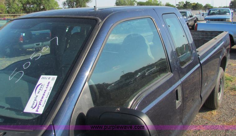 image for item B7332 2003 Ford F250 Super Duty XL SuperCab pickup truck