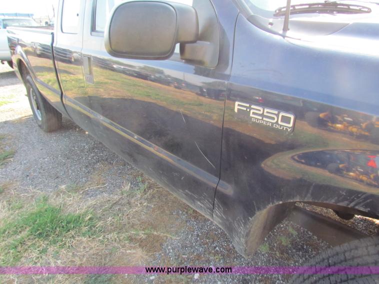image for item B7332 2003 Ford F250 Super Duty XL SuperCab pickup truck