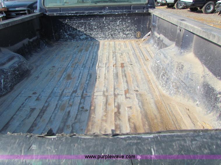 image for item B7332 2003 Ford F250 Super Duty XL SuperCab pickup truck