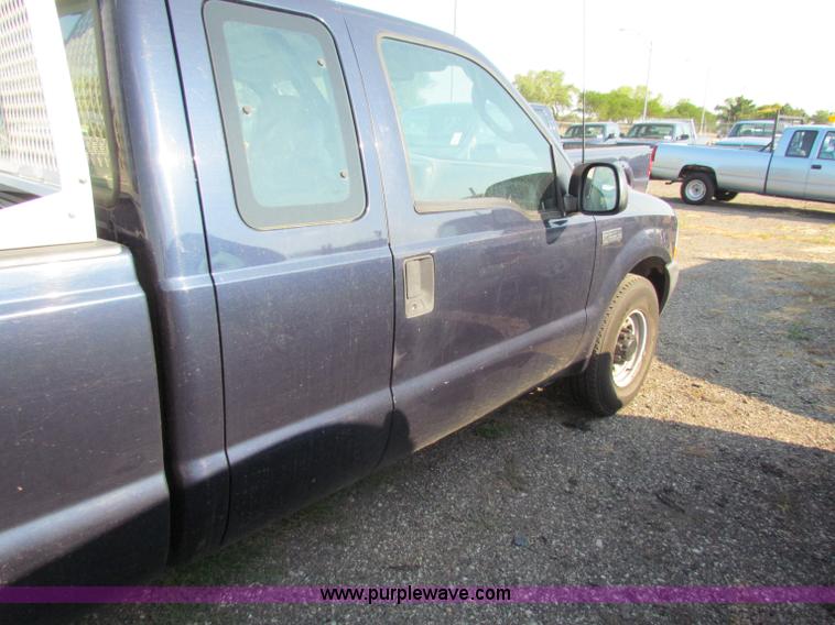 image for item B7333 2003 Ford F250 Super Duty XL SuperCab pickup truck