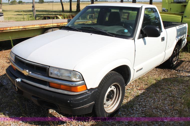image for item D5295 2000 Chevrolet S10 pickup truck