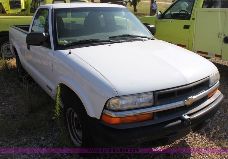 image for item D5295 2000 Chevrolet S10 pickup truck