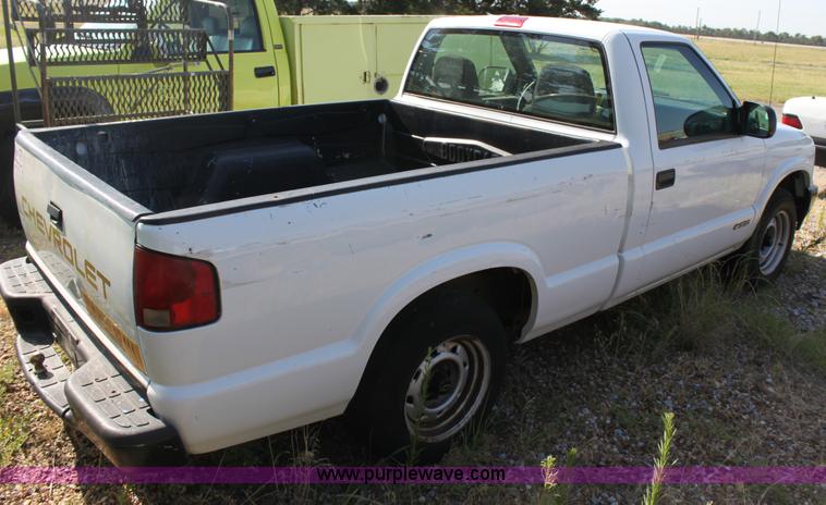 image for item D5295 2000 Chevrolet S10 pickup truck